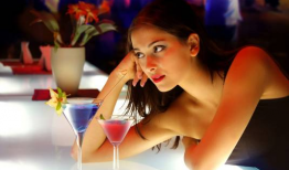 酒吧美女纹身生活照